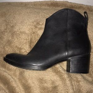 Barely used Clarks black ankle boots
